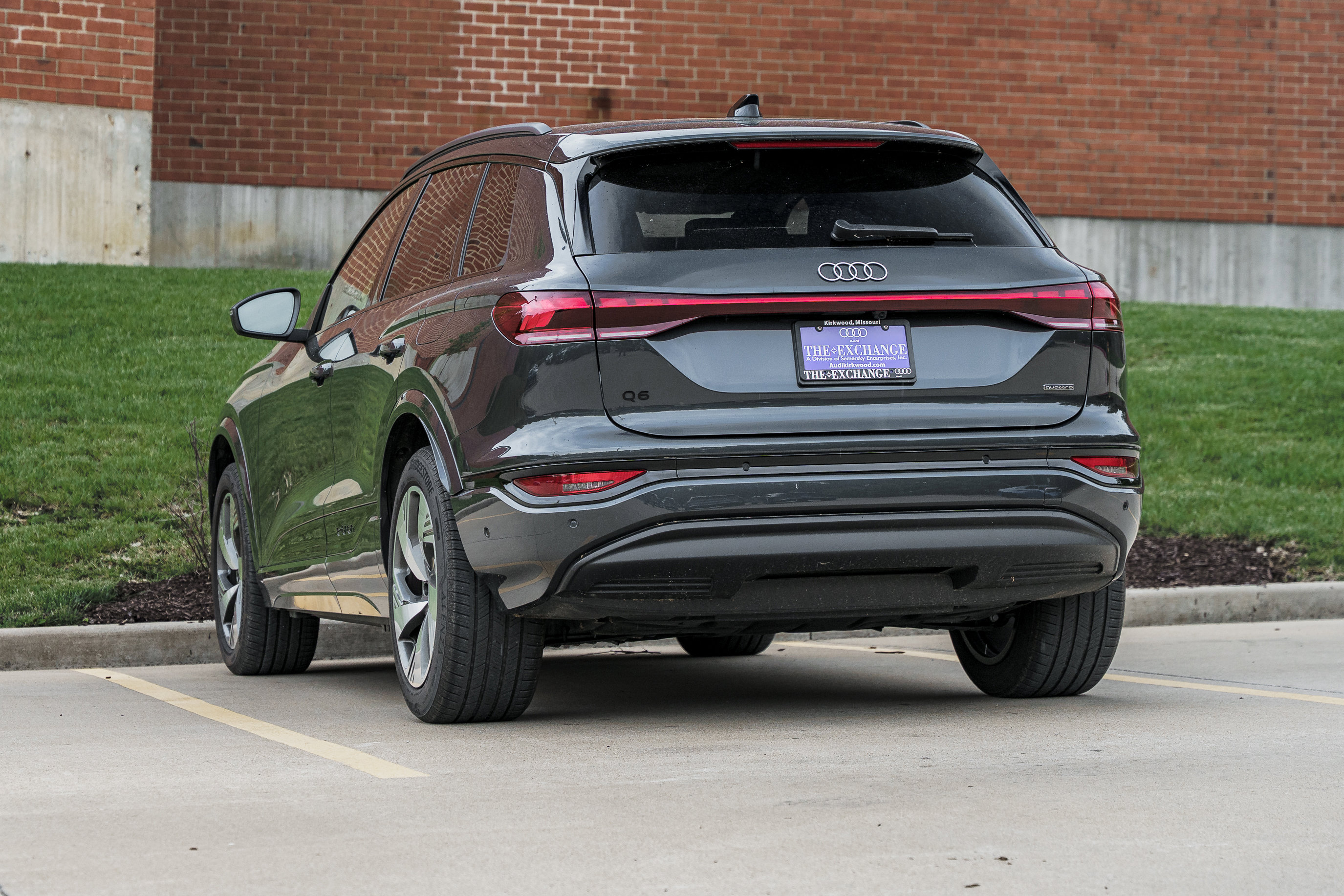 Used 2025 Audi Q6 e-tron Premium Plus w/ Premium Plus AWD/4WD image 5