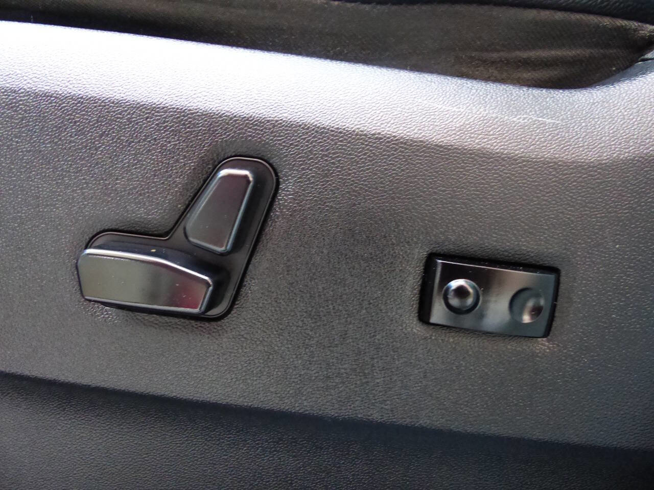 Used 2014 Chrysler Town & Country Touring image 21
