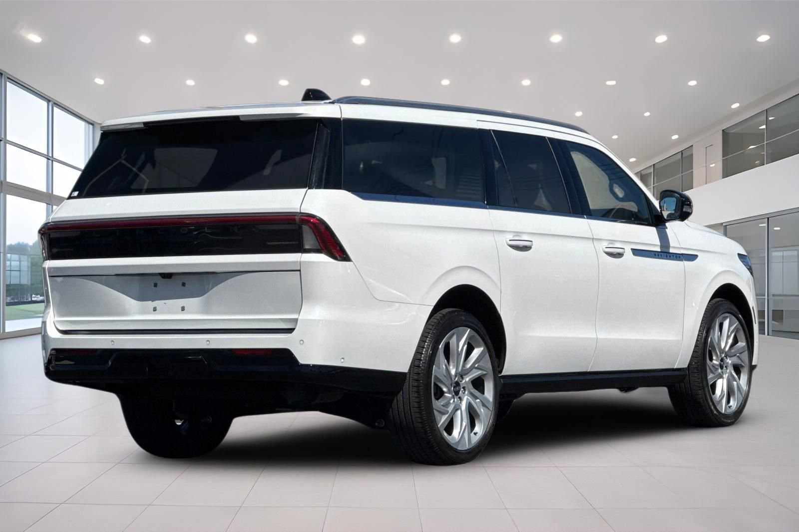 Certified 2025 Lincoln Navigator L Reserve image 4