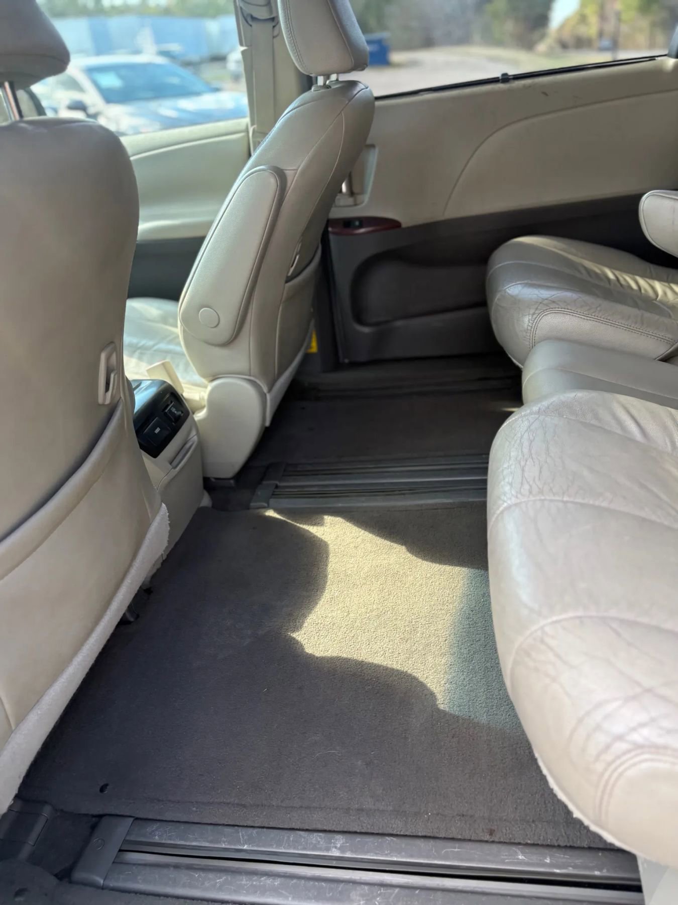 Used 2011 Toyota Sienna XLE w/ Entertainment Pkg image 33