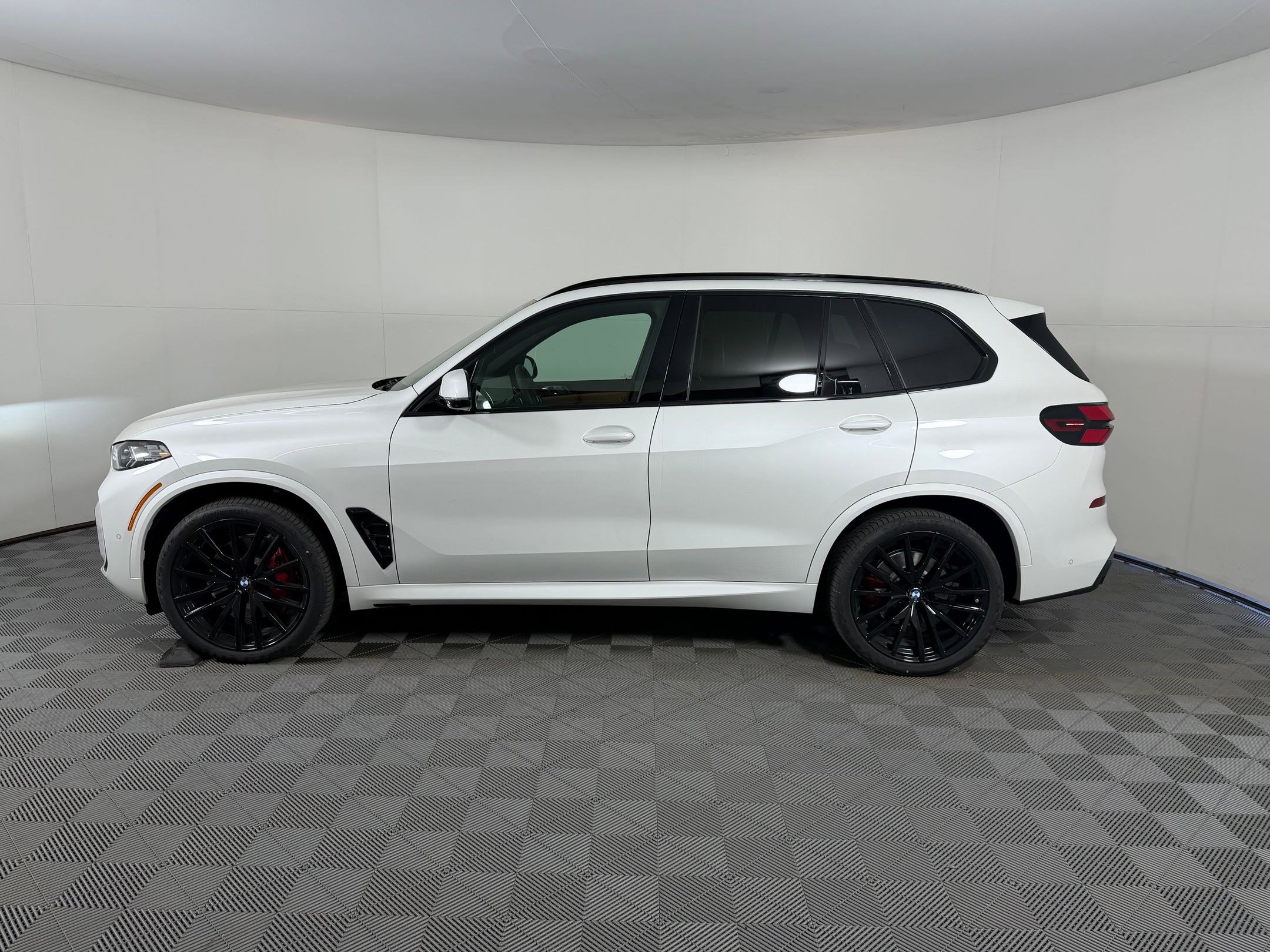 New 2026 BMW X5 sDrive40i image 2