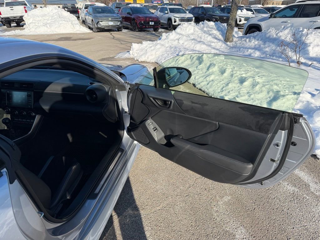 Used 2025 Toyota GR86 Premium w/ ALL Weather Mat Package (TMS) image 16