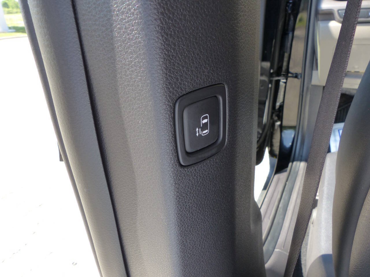 Used 2025 Kia Carnival EX FWD image 50