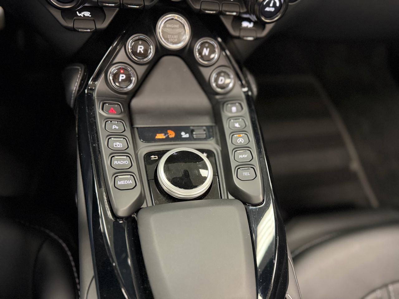 Used 2023 Aston Martin V8 Vantage Roadster image 29