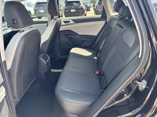 Used 2025 Volkswagen Taos SE AWD/4WD image 13