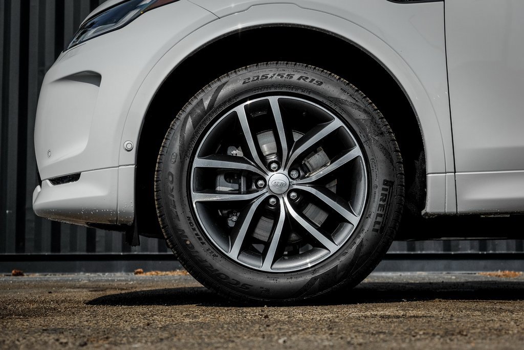 New 2025 Land Rover Discovery Sport S image 4