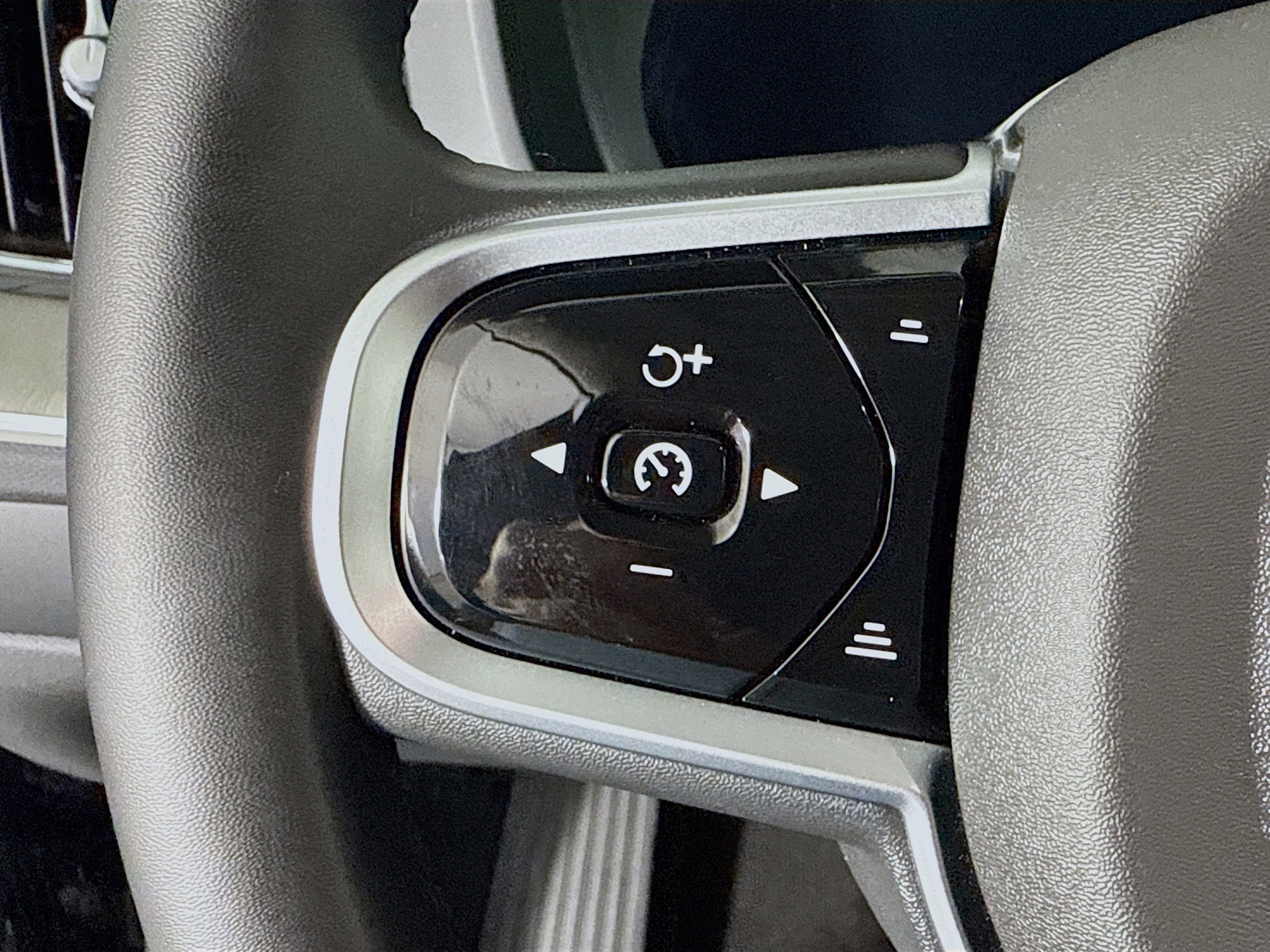 Used 2025 Volvo XC60 B5 Plus image 14