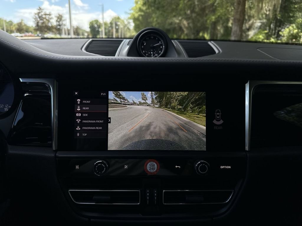 Certified 2025 Porsche Macan image 13