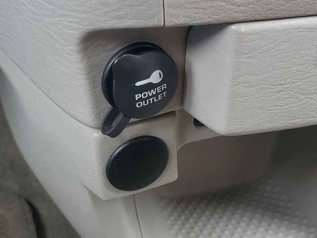 Used 2006 Chrysler Town & Country image 21