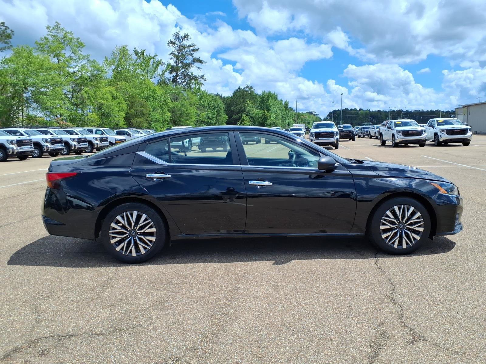 Used 2024 Nissan Altima 2.5 SV FWD image 3
