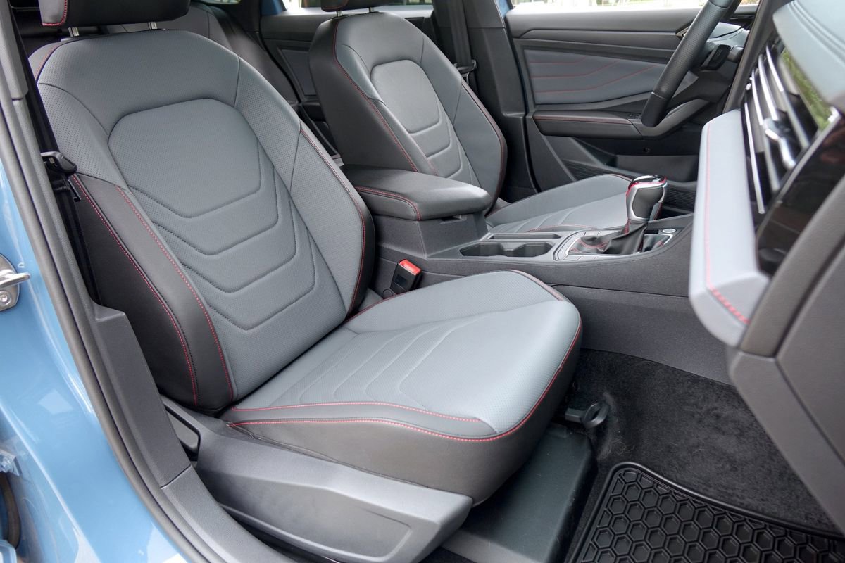 Used 2025 Volkswagen Jetta GLI Autobahn FWD image 8