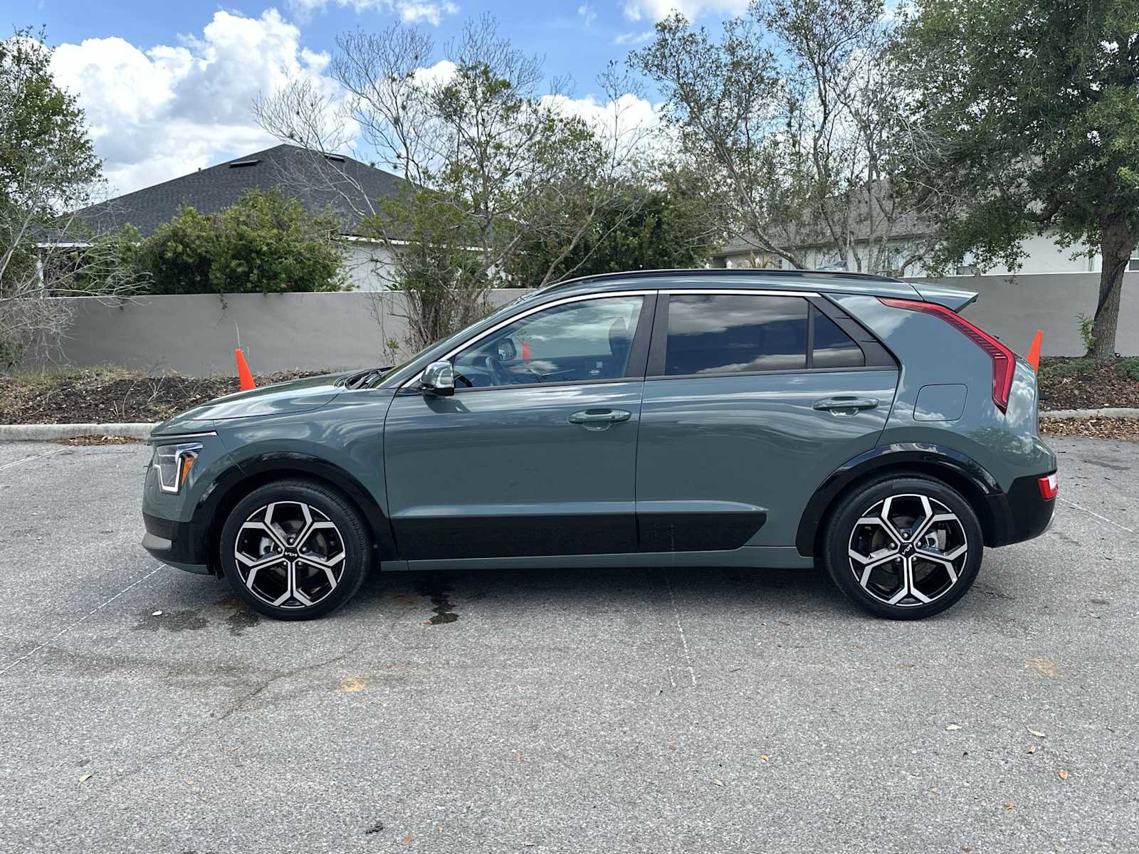 Used 2023 Kia Niro EX Touring image 3