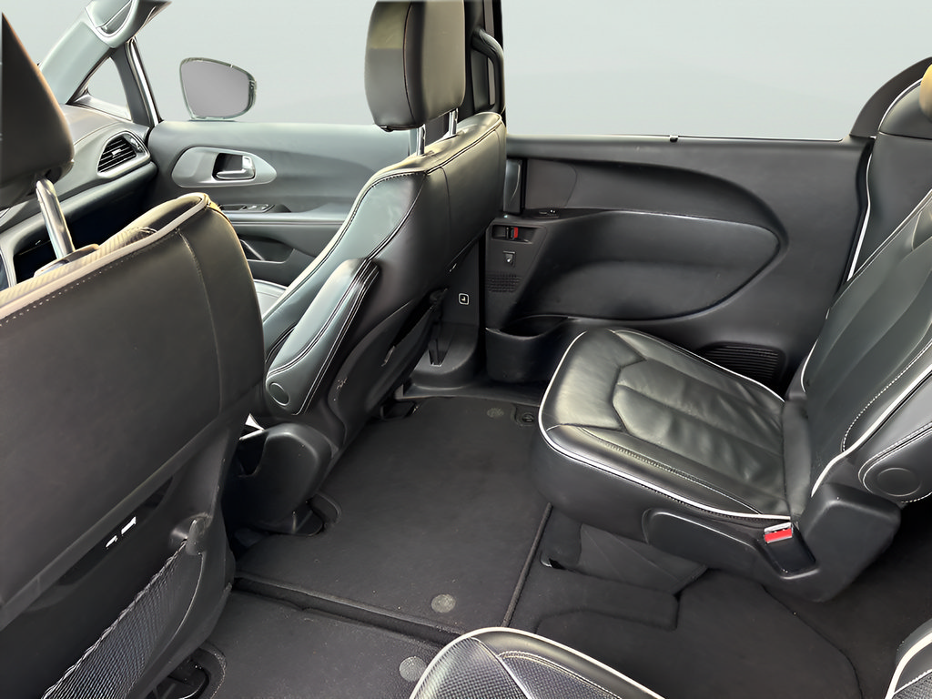 Used 2025 Chrysler Pacifica Limited FWD image 16