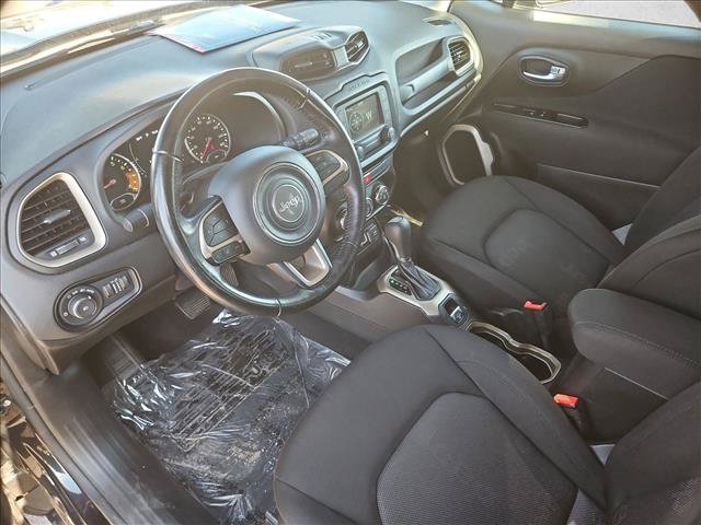 Used 2017 Jeep Renegade Latitude FWD image 12