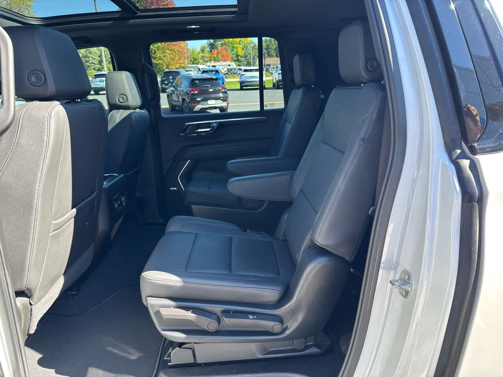Used 2025 Chevrolet Suburban Z71 w/ Comfort Package AWD/4WD image 21
