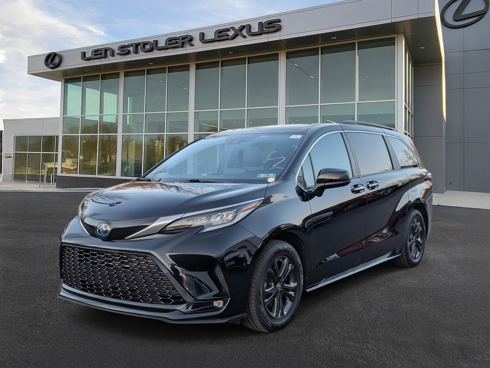 Used 2024 Toyota Sienna XSE w/ XSE Plus Package image 7