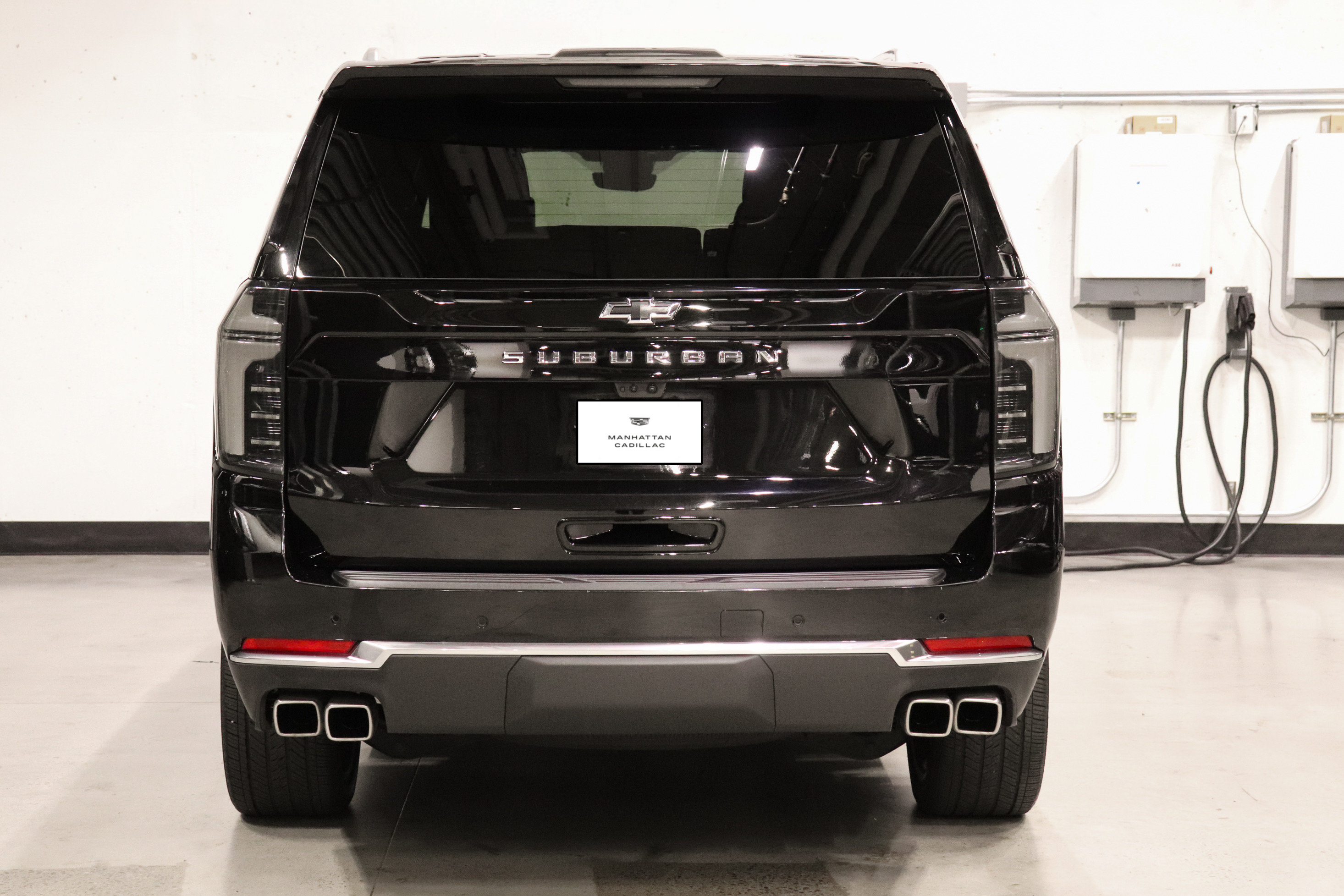Used 2025 Chevrolet Suburban High Country AWD/4WD image 4