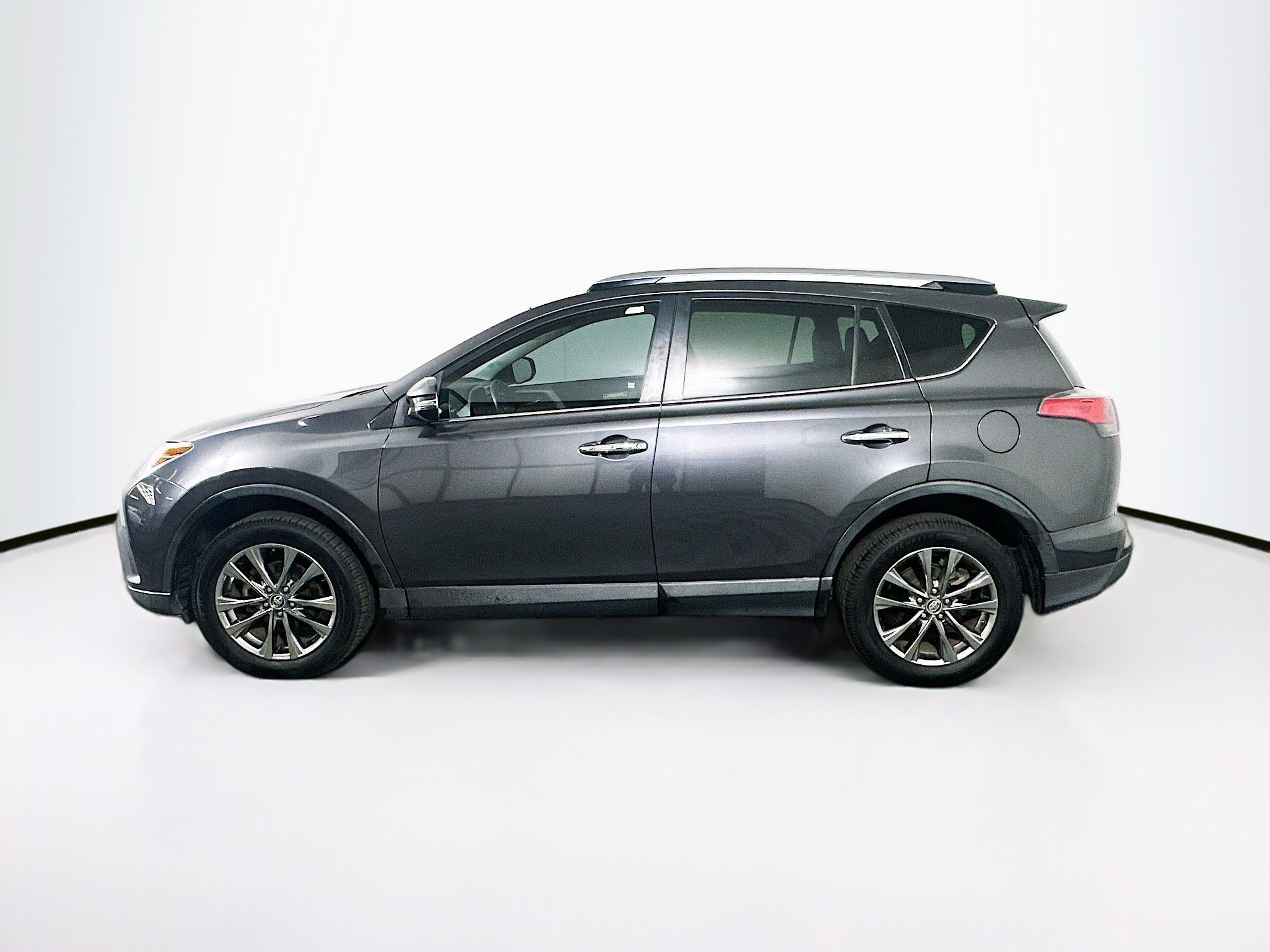 Used 2018 Toyota RAV4 Limited FWD image 4