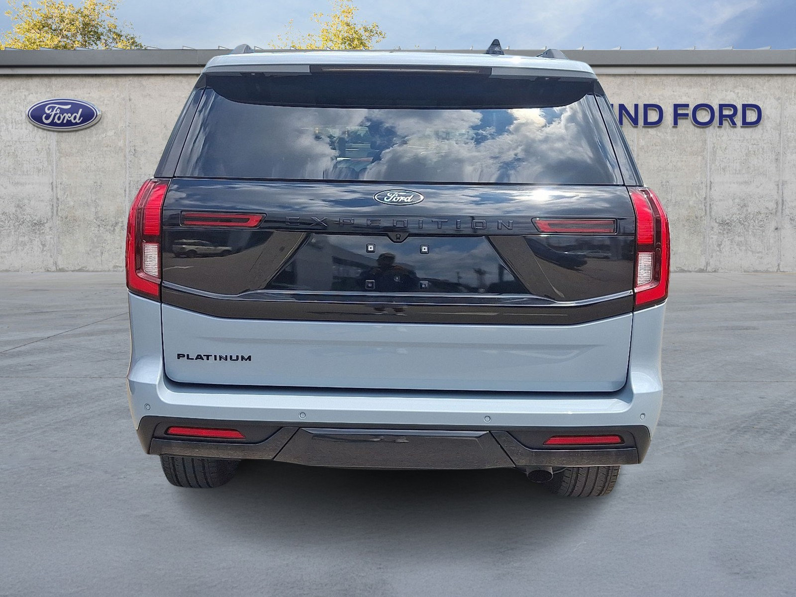 Used 2025 Ford Expedition Platinum w/ Stealth Performance Package AWD/4WD image 5