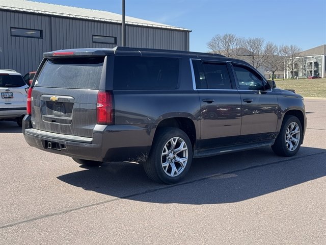 Used 2016 Chevrolet Suburban LT image 5
