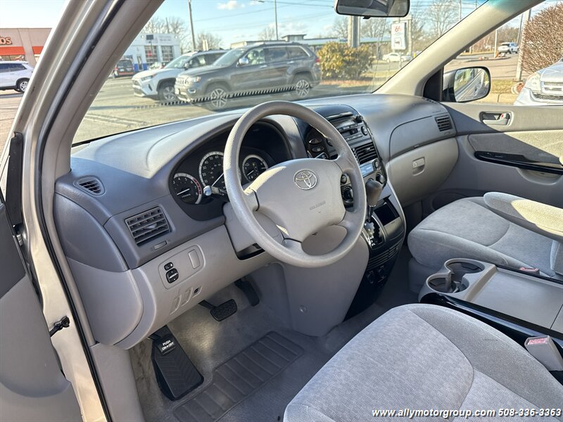 Used 2004 Toyota Sienna CE image 17