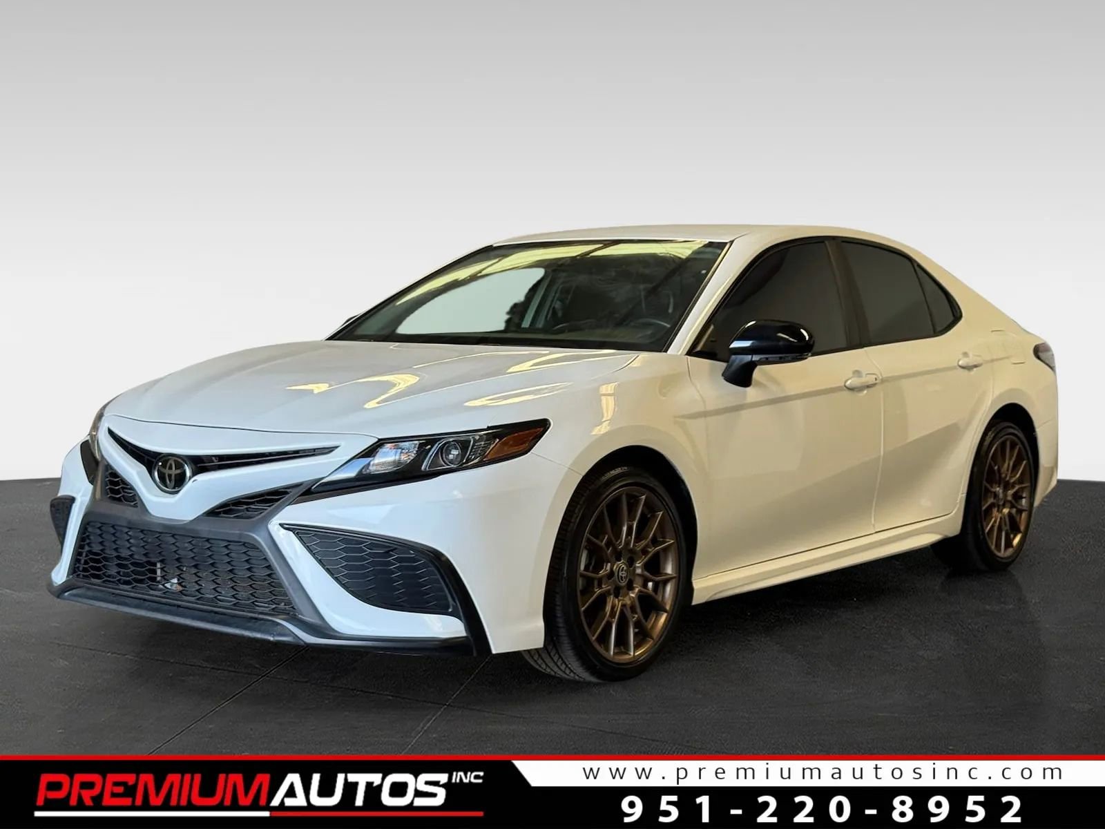 Used 2024 Toyota Camry SE image 1