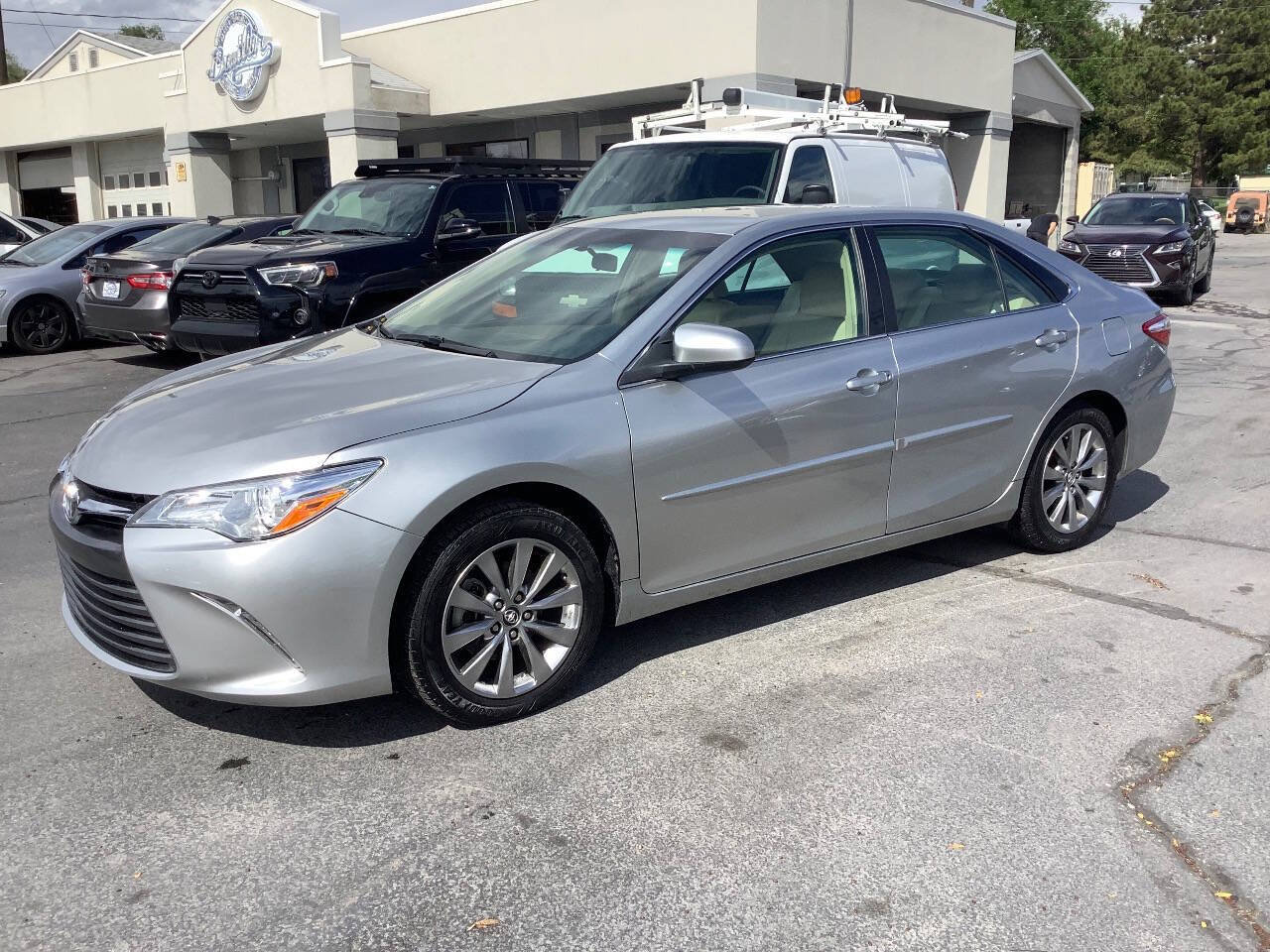 Used 2017 Toyota Camry XLE FWD image 1