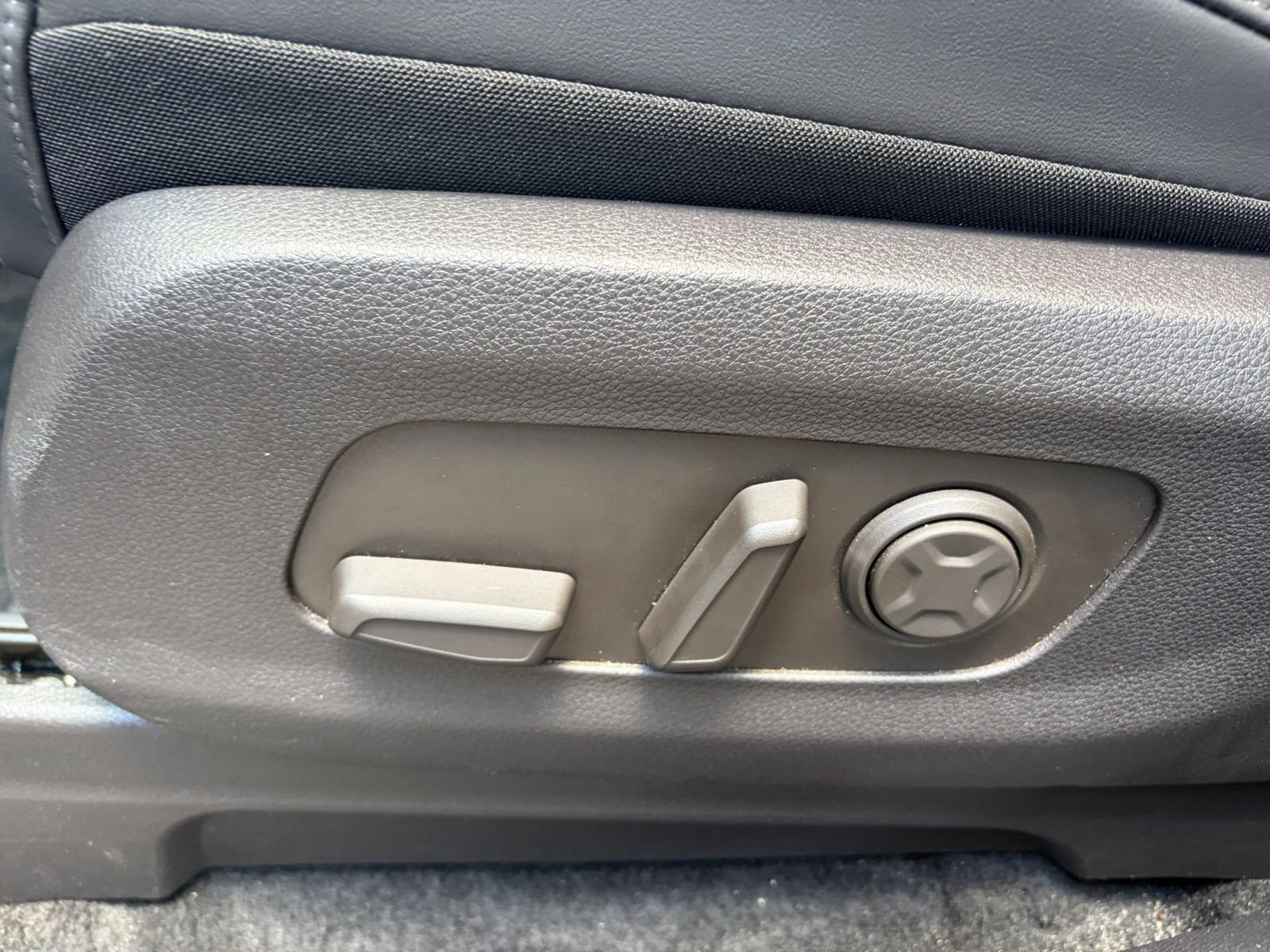Used 2026 Kia Carnival FWD image 24
