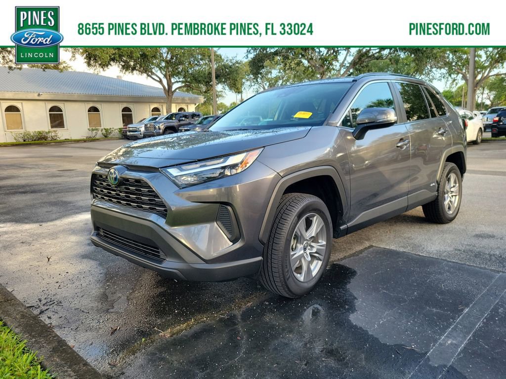 Used 2022 Toyota RAV4 XLE AWD/4WD image 1