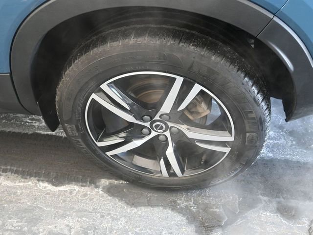 Used 2024 Volvo XC40 B5 Core image 12