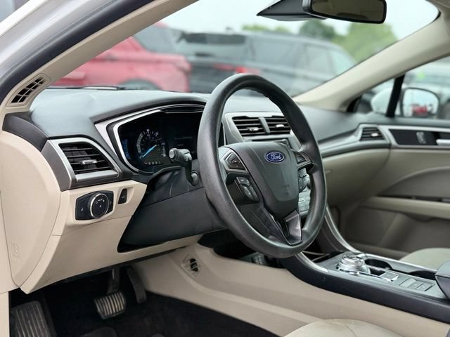 Used 2019 Ford Fusion SE FWD image 14