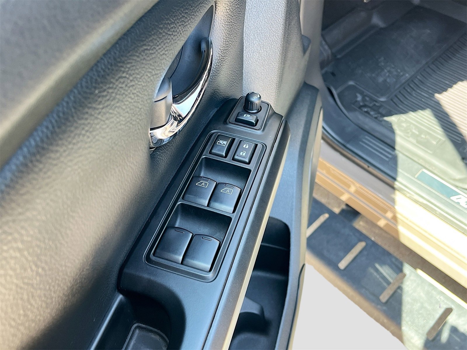 Used 2024 Nissan Titan PRO-4X w/ Pro-4x Convenience Package image 18