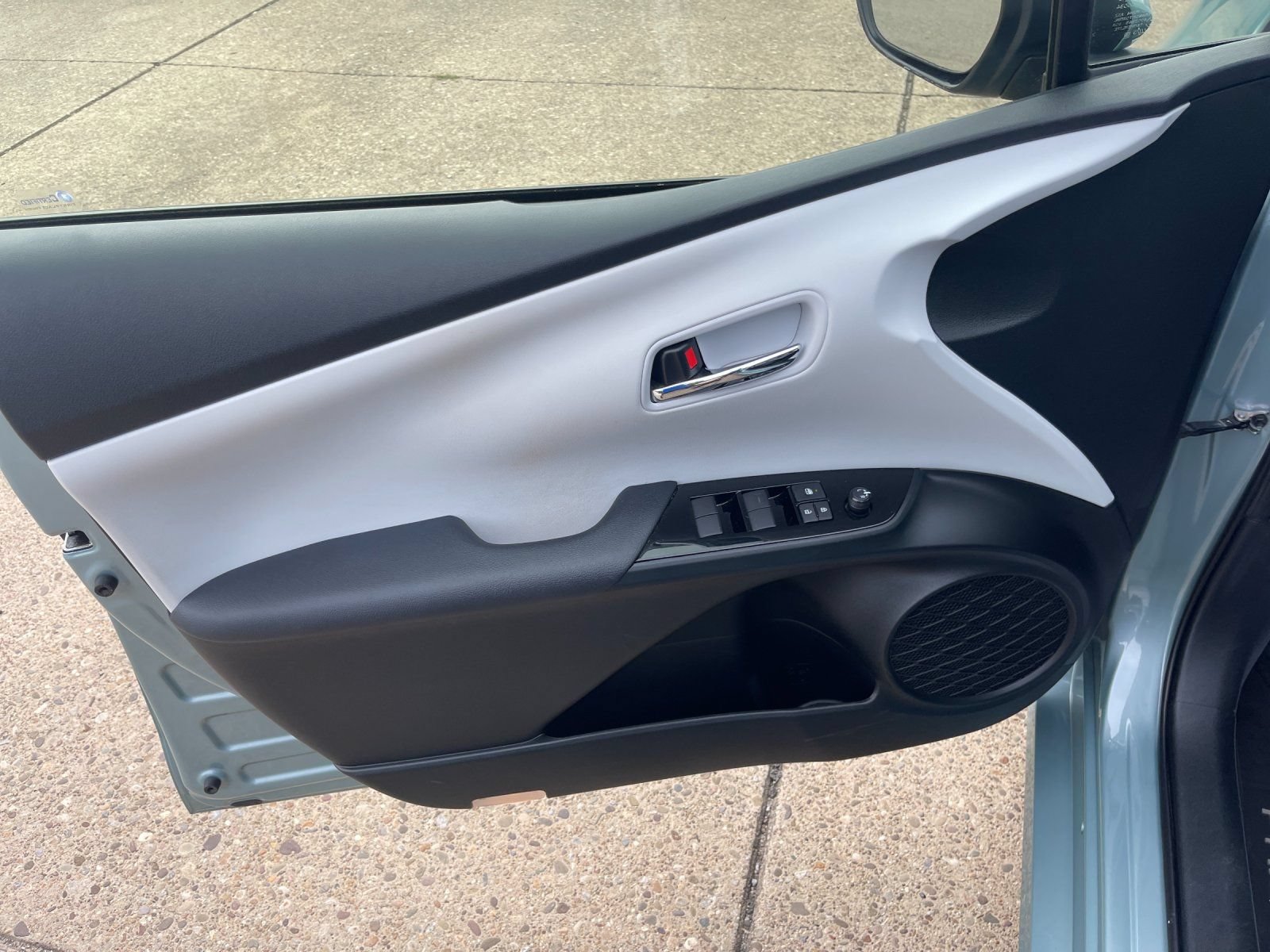Used 2021 Toyota Prius LE FWD image 11