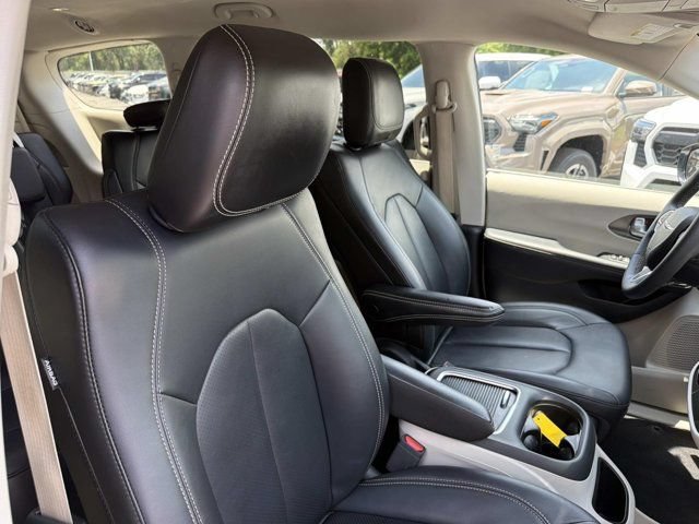 Used 2024 Chrysler Pacifica Touring-L FWD image 16