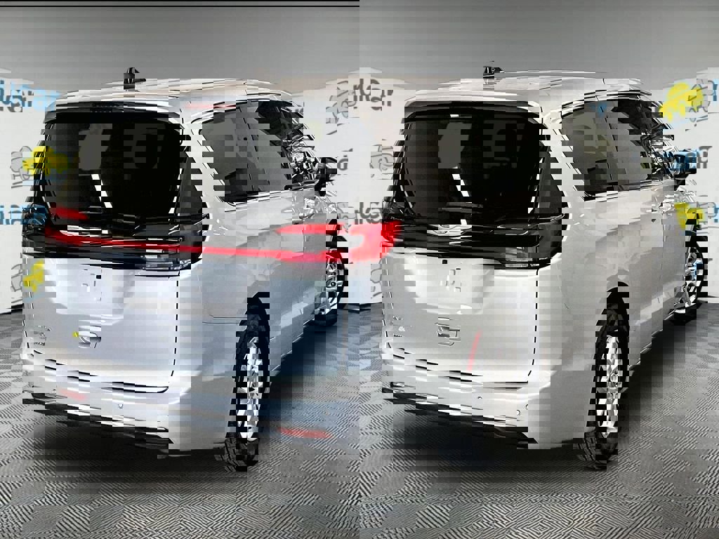 Used 2023 Chrysler Pacifica Touring-L FWD image 6