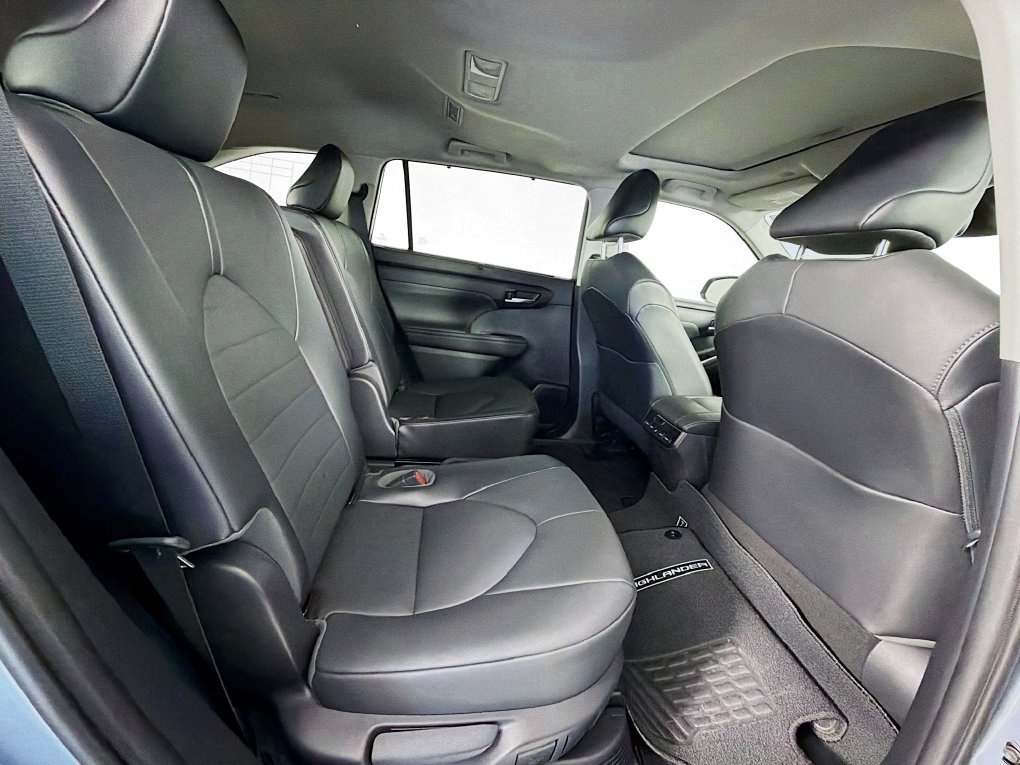 Used 2021 Toyota Highlander XLE AWD/4WD image 23