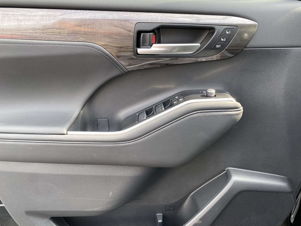 New 2026 Toyota Highlander Limited AWD/4WD image 16