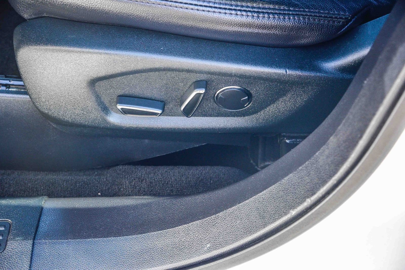 Used 2018 Ford Explorer XLT image 24