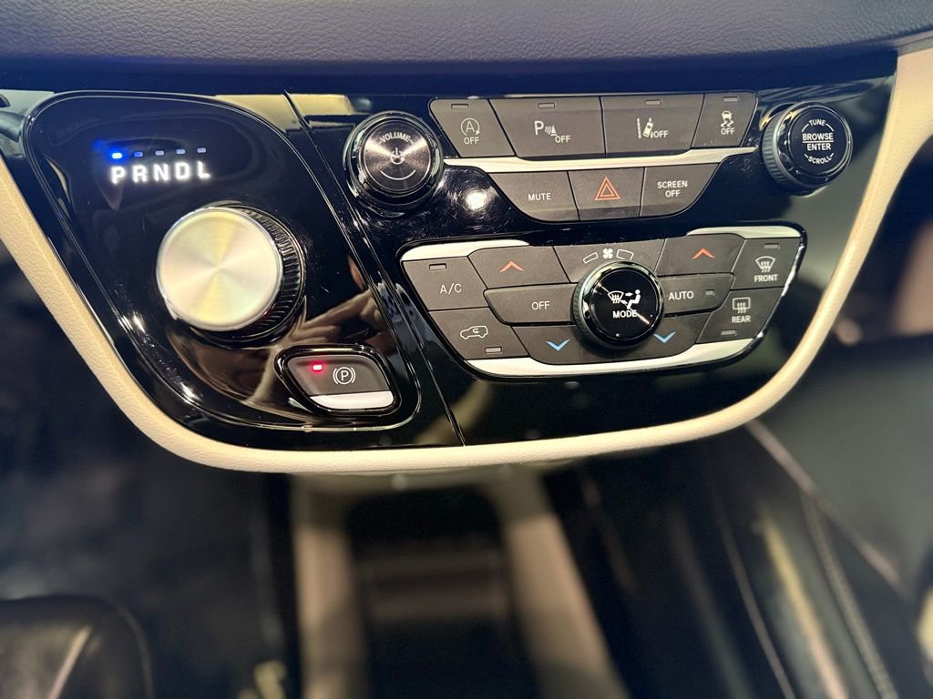 Used 2023 Chrysler Pacifica Touring-L image 14