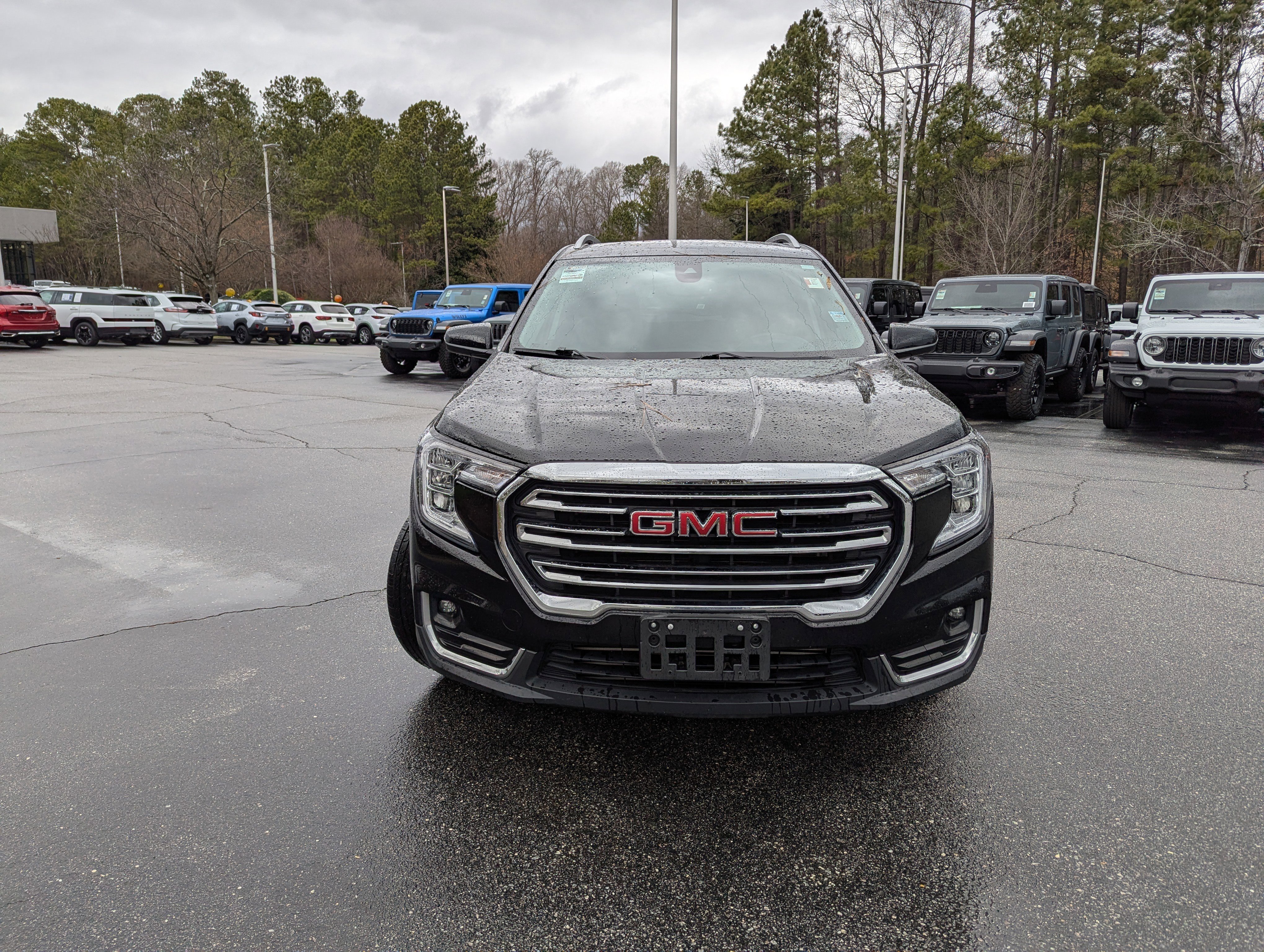 Used 2023 GMC Terrain SLT image 2