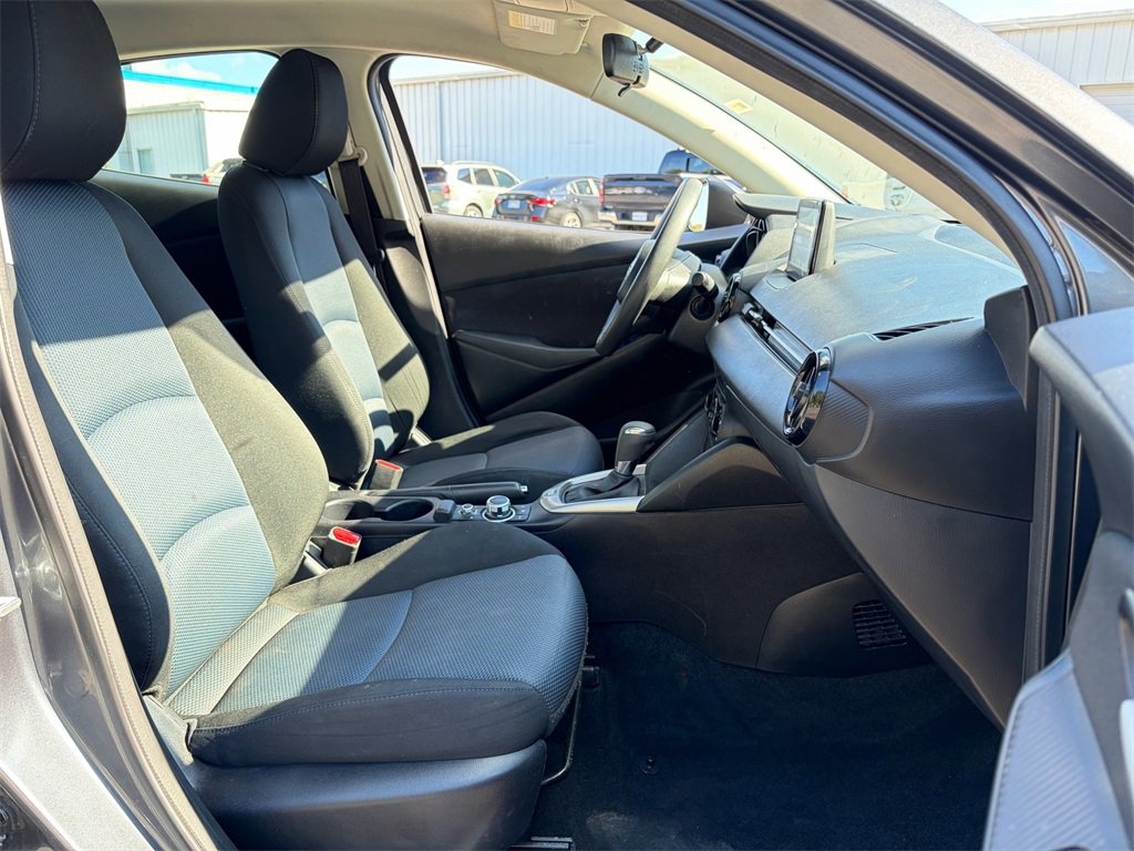 Used 2019 Toyota Yaris L image 16