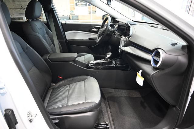 New 2026 Chevrolet Trax LT w/ Sunroof Package FWD image 10
