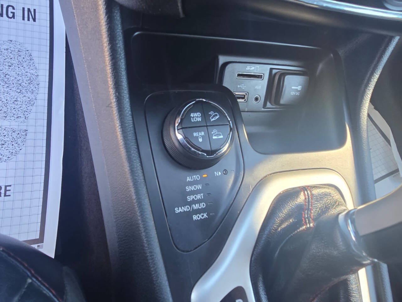 Used 2016 Jeep Cherokee Trailhawk w/ Comfort/Convenience Group AWD/4WD image 17