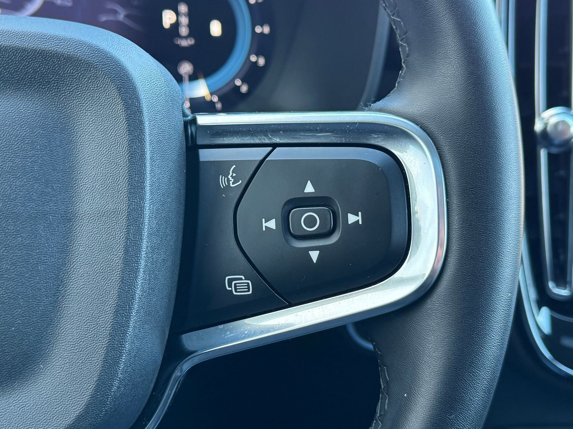 Used 2024 Volvo XC40 B5 Plus image 26