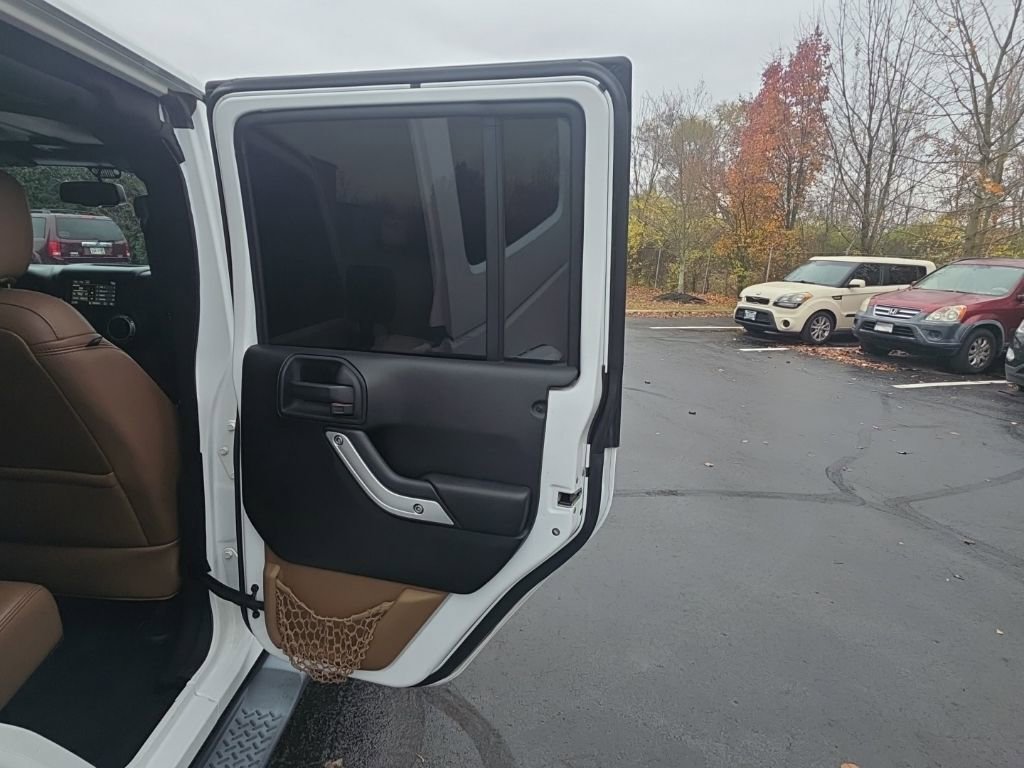 Used 2014 Jeep Wrangler Unlimited Sahara w/ Connectivity Group image 32