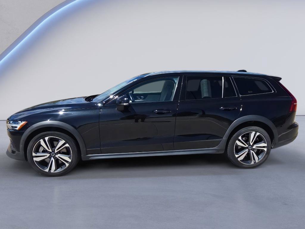 Used 2025 Volvo V60 B5 Cross Country Plus AWD/4WD image 2