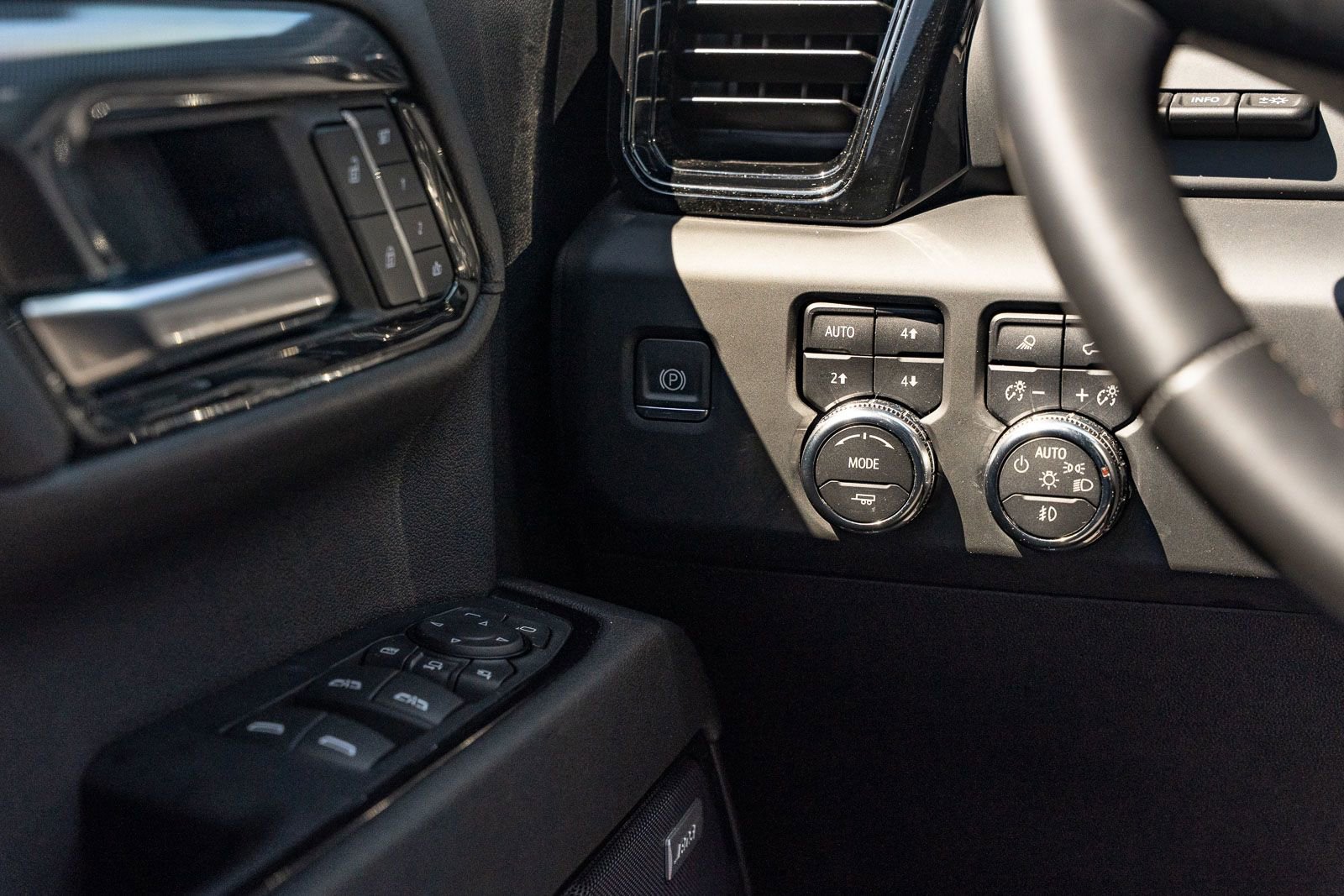 Used 2024 GMC Sierra 2500 AT4 w/ AT4 Premium Plus Package AWD/4WD image 32