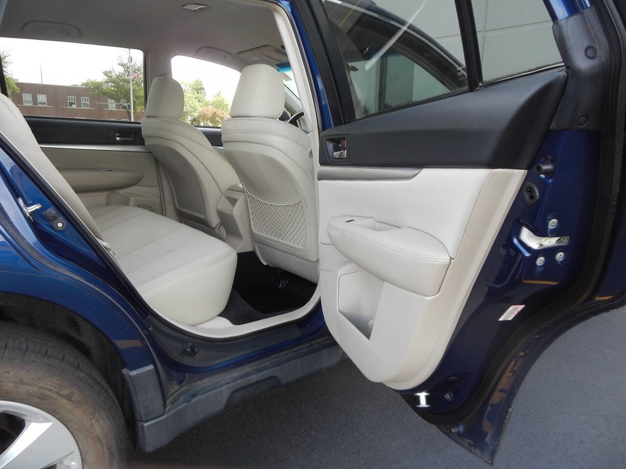 Used 2011 Subaru Outback 2.5i Premium w/ All-Weather Pkg AWD/4WD image 30