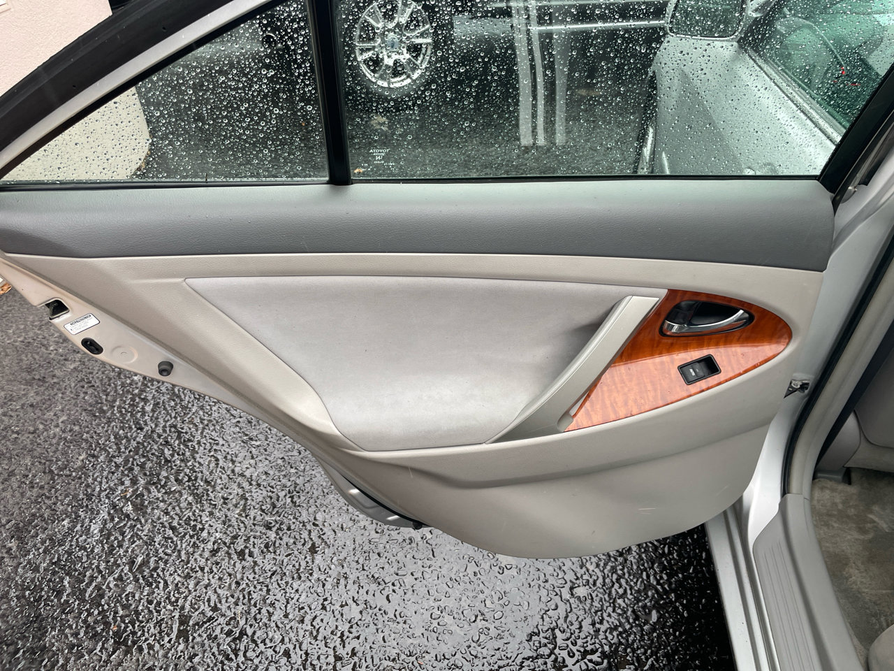 Used 2010 Toyota Camry XLE image 25