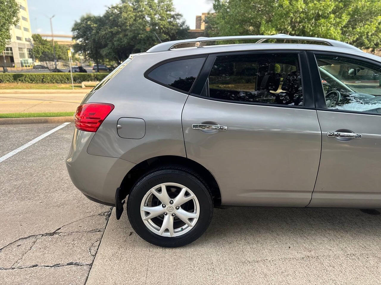 Used 2010 Nissan Rogue SL w/ Premium Pkg AWD/4WD image 8